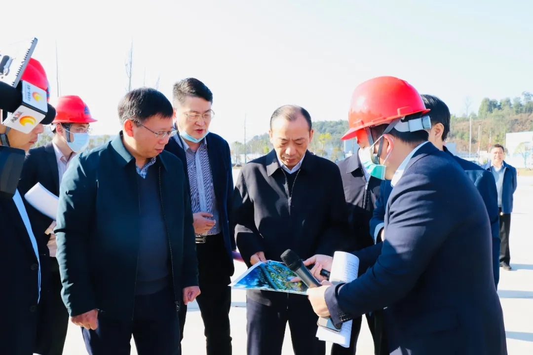 Yichun City Party Committee Secretary Yu Xiuming waited for on-site investigation on the construction site of the sports park